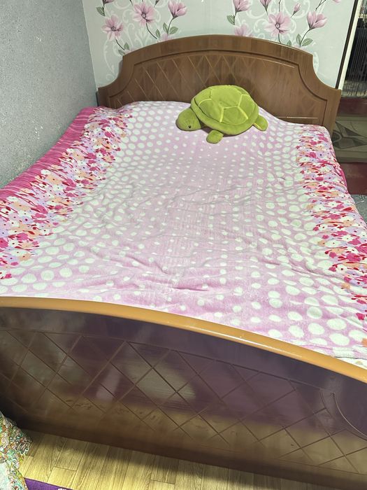 Кровать, шкаф, тумба с зеркалом