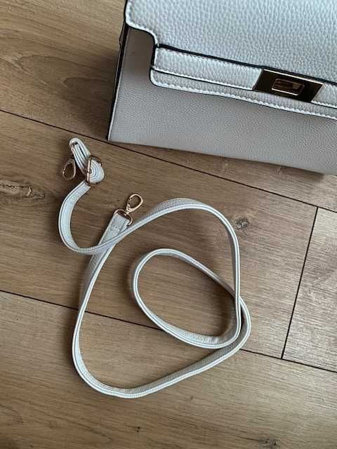 Чанта в бял цвят
