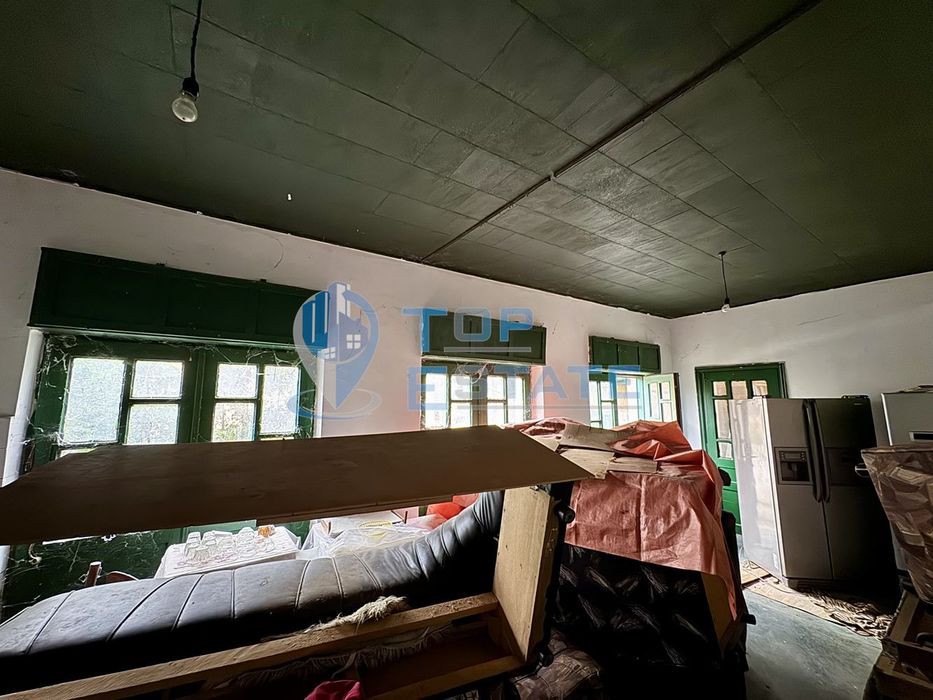 Голяма двуетажна тухлена къща в село Янтра, област Габрово