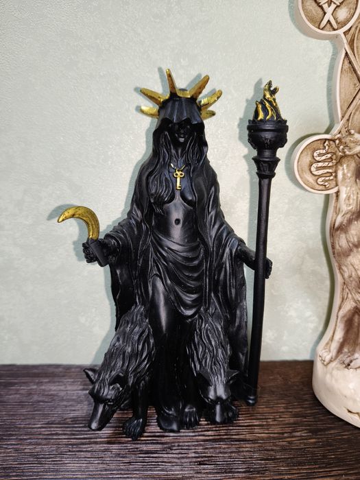 Статуэтка богиня Геката.