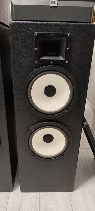 Două boxe în stare foarte bună, 100 w rms ,8 Ohmi , sunet puternic și clar ,bass clar ,fidelitate