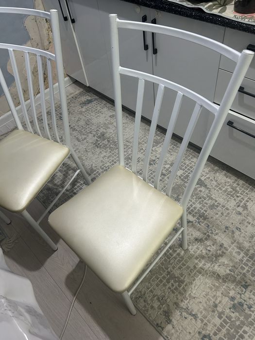 Стулья длЯ кухни, белого цвета,