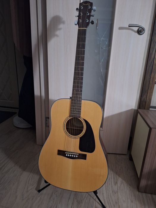 Продам гитару с подставкой