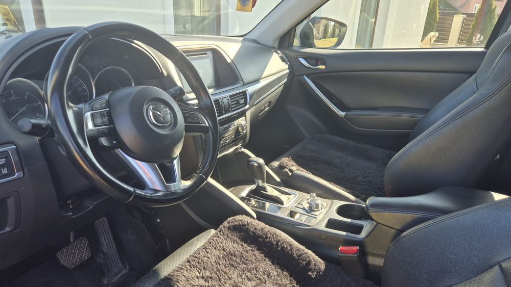 Vând Mazda . Detalii în privat