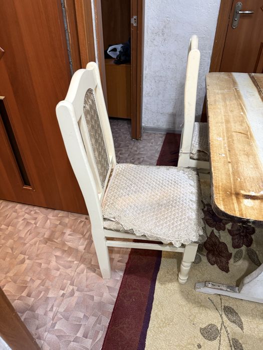 Стол и стулья для кухни