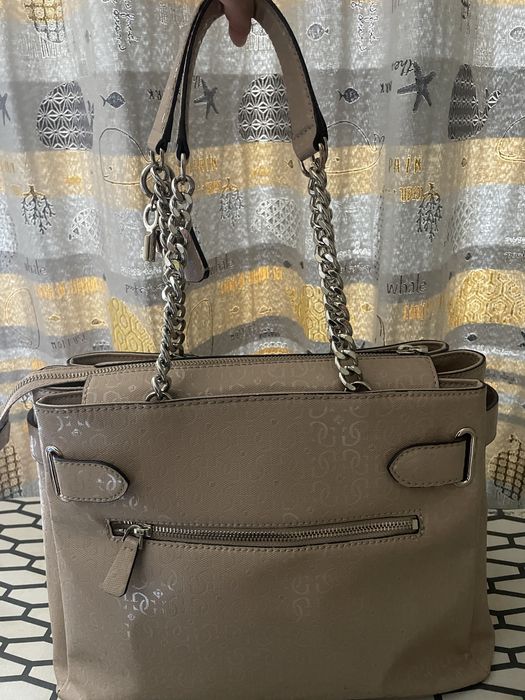 Бежова дамска чанта Guess