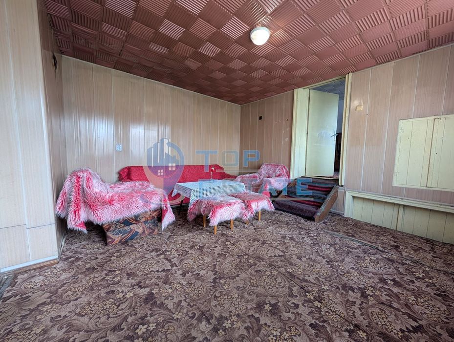 Едноетажна тухлена къща с гараж в село Павел