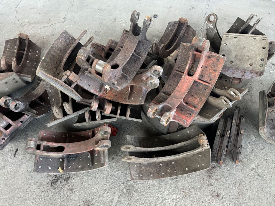 Спирачни челюсти втора употреба за камиони и ремаркета.