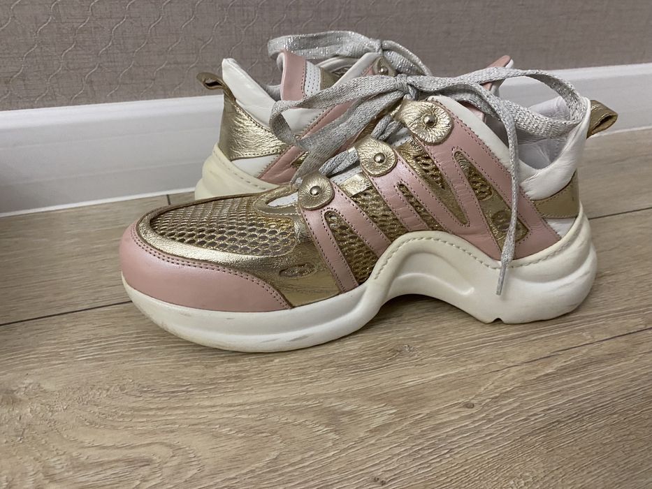 Женские кроссовки