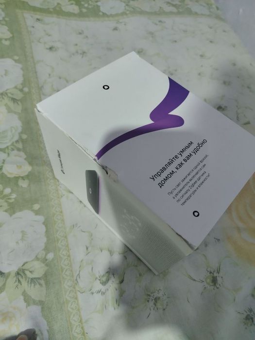 Серая Яндекс-станция с Алисой