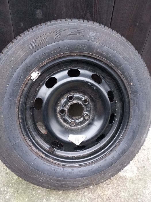 Vând geanta nouă cu anvelopape 14