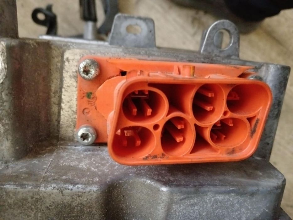 Convertizor Renault Zoe cod 296G95974R, 296h27355r cu defect la mufa