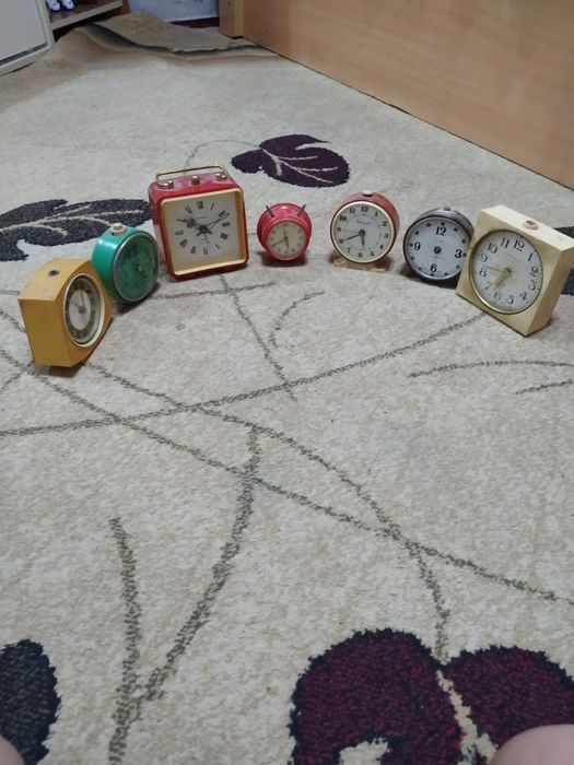 Продаются советские будильники