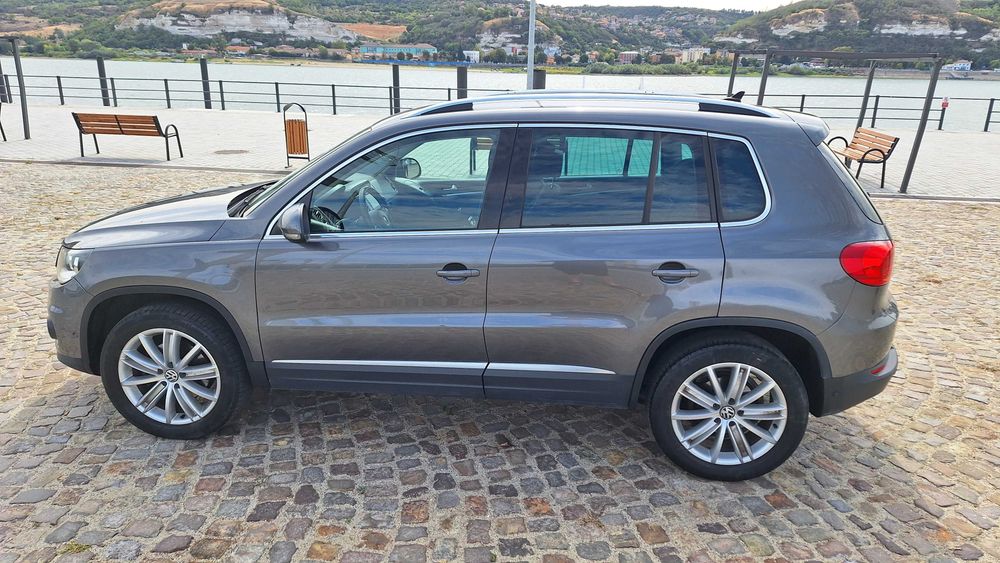 VOLKSWAGEN Tiguan