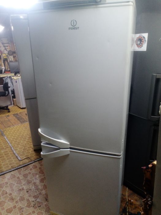 Продам рабочий холодильник. Индезит.