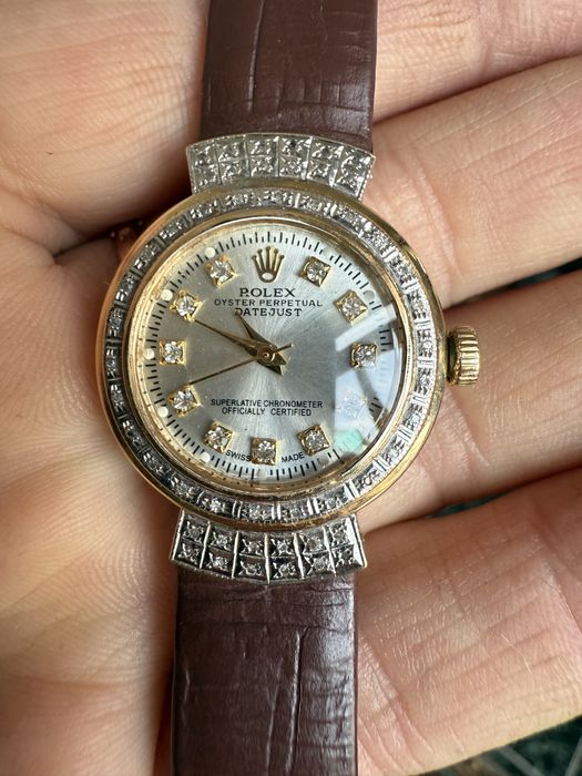 Золотые часы с бриллиантами