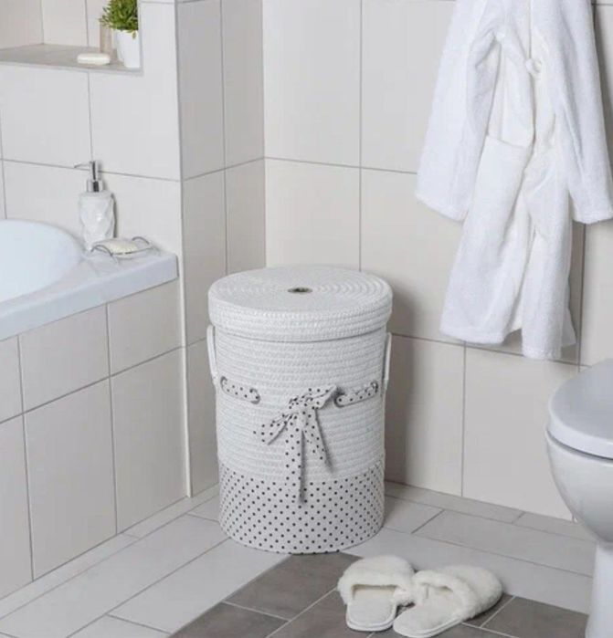 Плетеная корзина для белья по внешнему виду похожа на ротанговую.