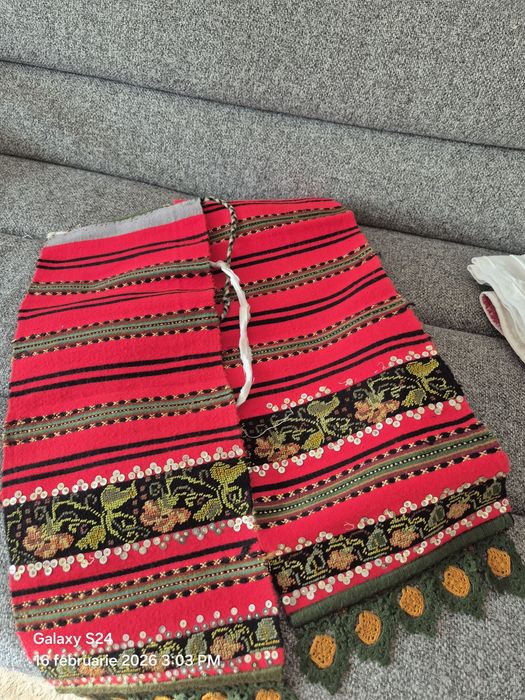 Vand costum traditional   pentru fetite  intre 4 si 10 ani
