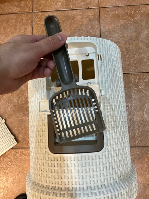 Litiera inchisa pentru pisici Curver model ratan cu sertar si lopatica