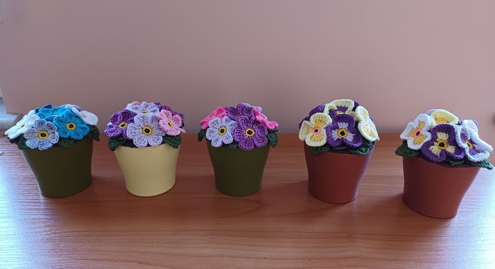 Плетени теменужки в кашпи