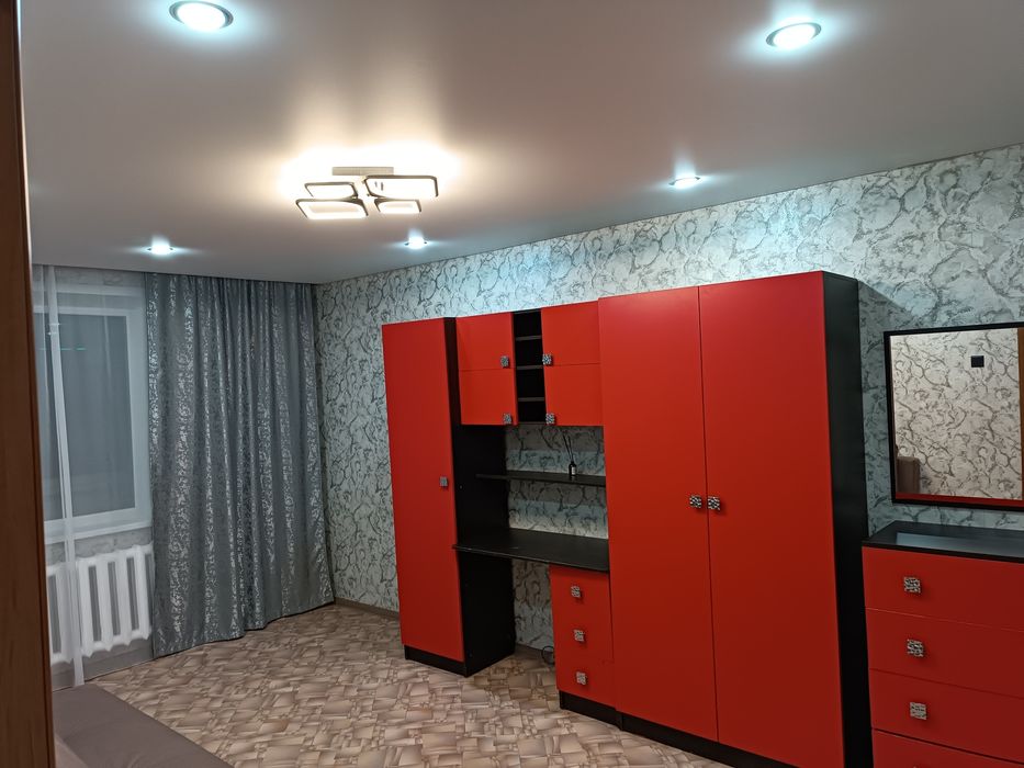 Продам стенку Классную!Красную!