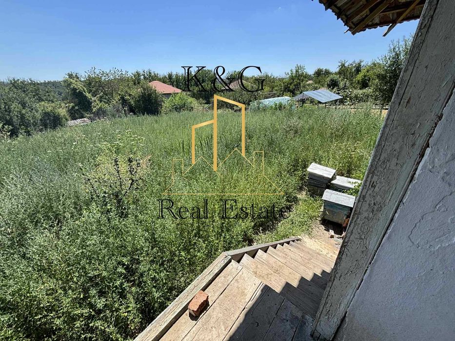 Двуетажна тухлена на гредоред къща в с. Осенец