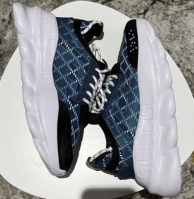 Vand cel mai cautat model de versace chain reaction. Adidasii sunt NOI. Marimi de la 37 la 46