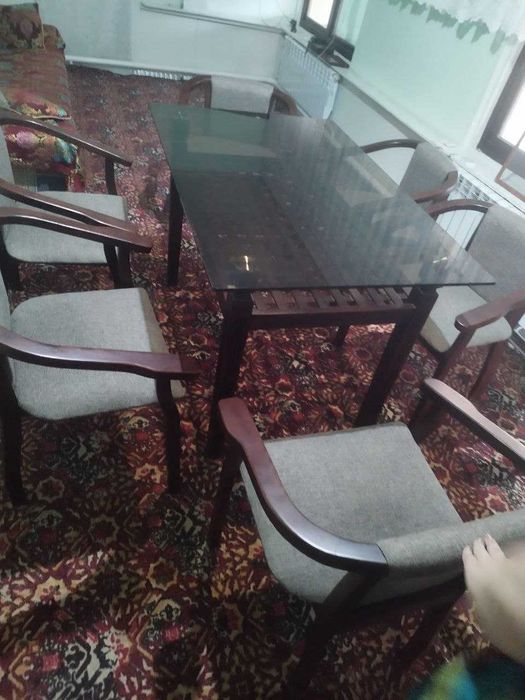 Срочно продается Мебель кухонная (стол и стулья)