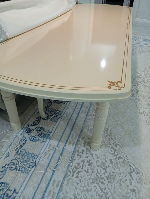 Продам гостиный стол