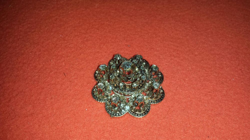 Vand/schimb cu auto audi,vw,bmw,broşă veche de aur cu 17 diamante mari