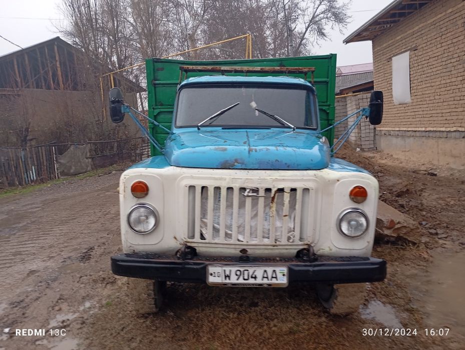 Zil 53 yuk kuzofi koʻtariladi yuk toʻkishda.
