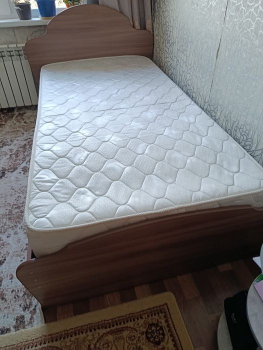 Кровать с матрасом