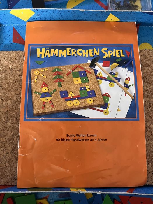 Игра с дървени части, чук и пирончета за деца на възраст 4+