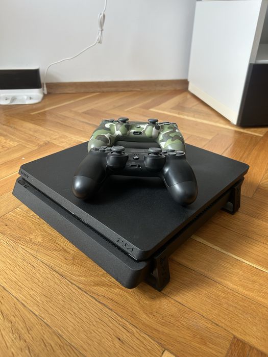 Playstation 4 Slim 1TB, два джойстика, чанта- Перфектен
