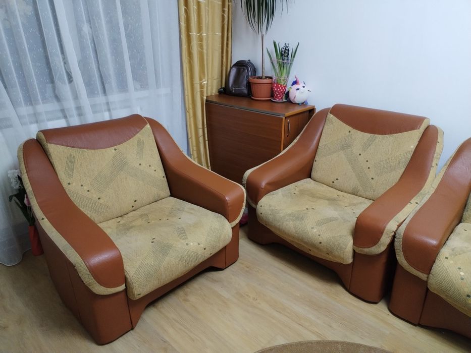 Canapea cu două fotolii și covor bonus