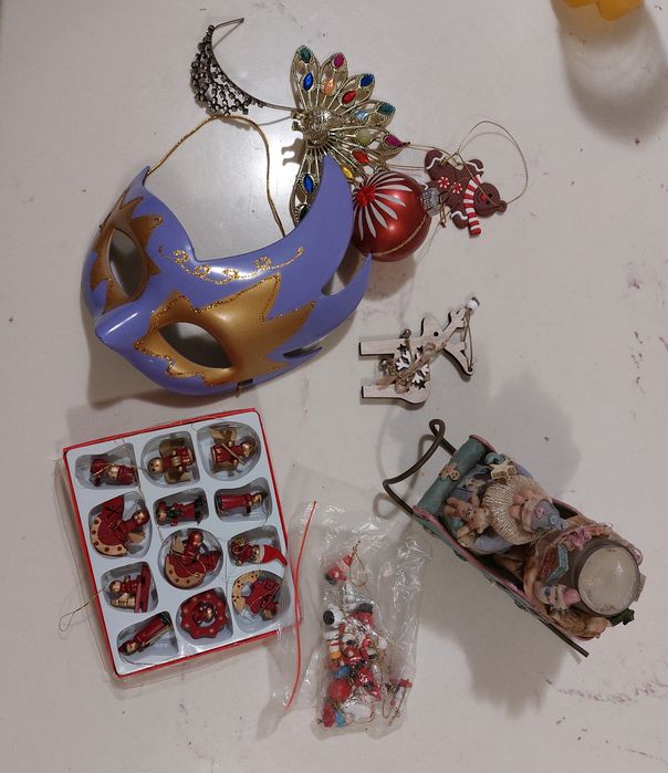 Новогодние игрушки. Фигурка дед мороз на санях+ Деревянные малютки