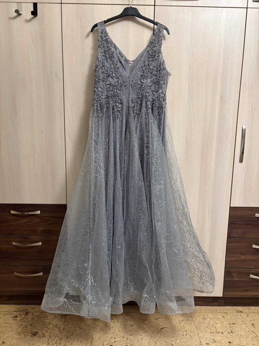Продавам бална рокля, размер L, цвят мишо-сиво