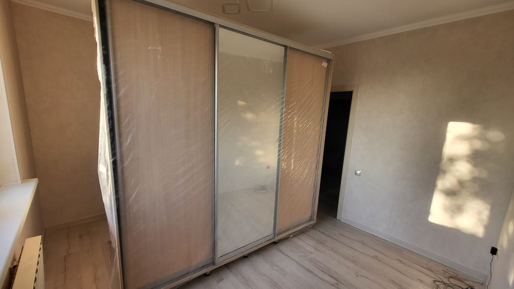 Шкаф с зеркалом 240 х 240