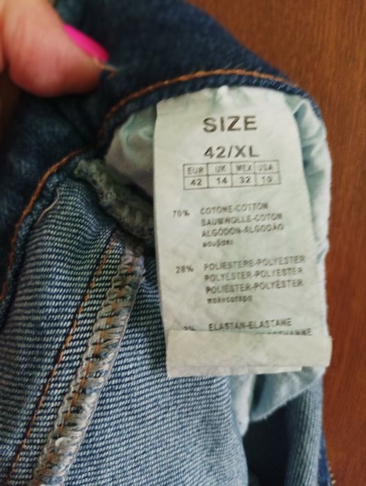 Дамски дънки с цепка на крачолите