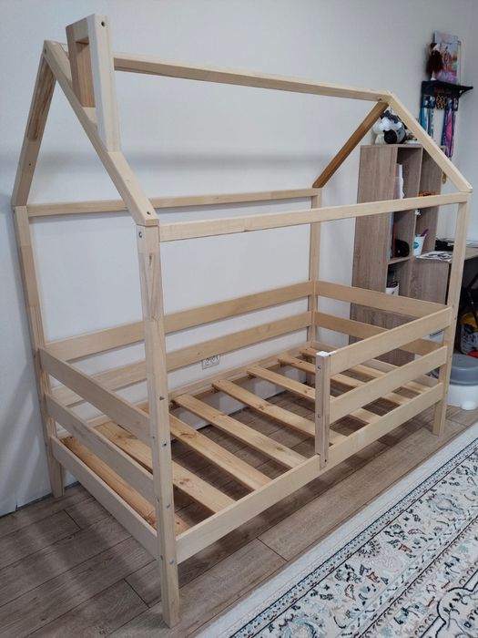 Кровать детская, деревянная