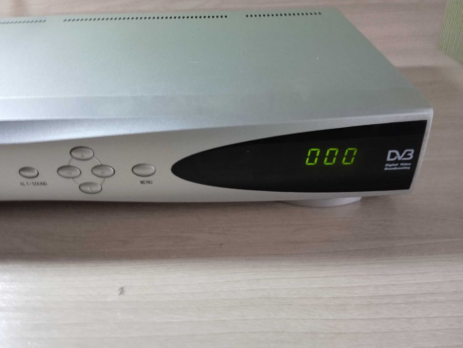 Тюнер рабочий в хорошем состоянии