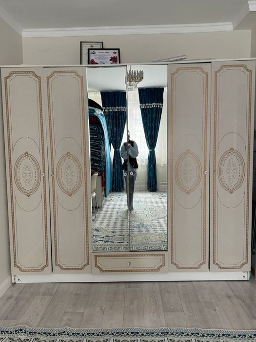 Срочно продается спальный шкаф