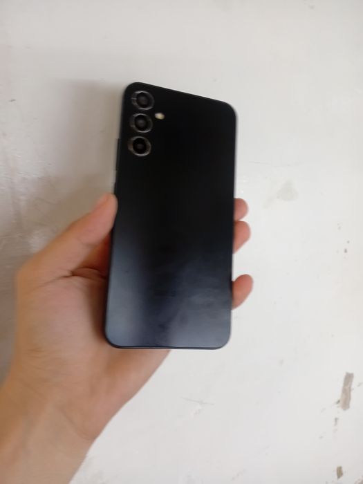 Samsung A34 ustidig oynasi singan