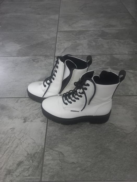 Bocanci albi mărimea 37 marca Bull boxer