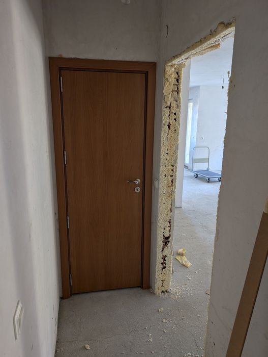 Интериорна врата - 1 брой на 65 х 192,5 см