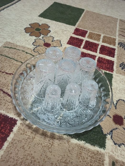 Продается срочно красивые стеклянный ляган-1шт,хрустальные стаканы-5шт