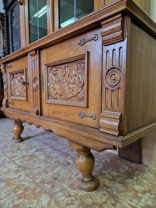 Дъбова витрина с ръчна дърворезба метален обков и цветен оловен витраж