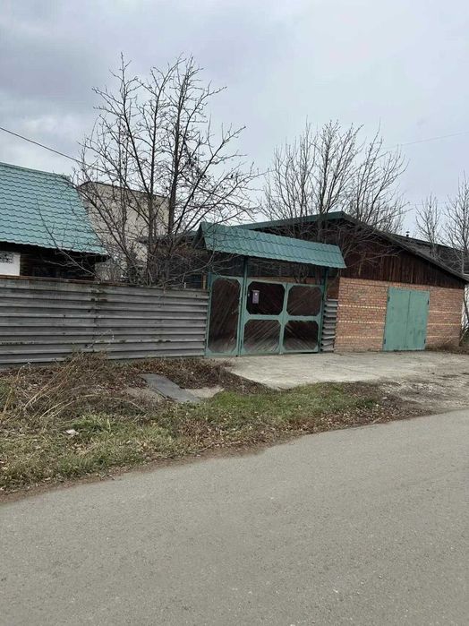 Продам благоустроинный дом в центре города .