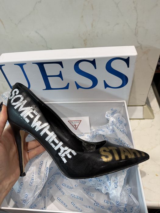 Обувки на ток Guess