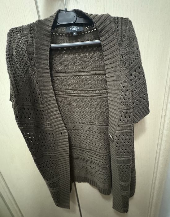 Se vand haine de calitate purtate maxim o data.